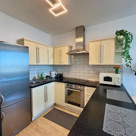 Three Towers With Beautiful View And Parking! Apartmán