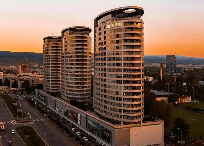 Three Towers With Beautiful View And Parking! Apartmán