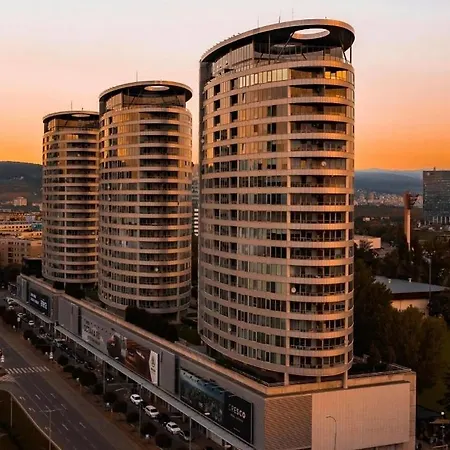 Three Towers With Beautiful View And Parking! Apartament